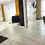 De Lux 18 Pietro Parking *