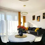 De Lux 18 Pietro Parking